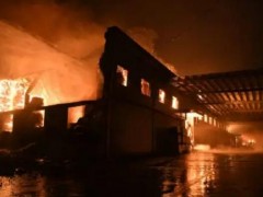 湖南龙头包装企业星沙包装大火14个小时扑灭 两栋库房成功保全